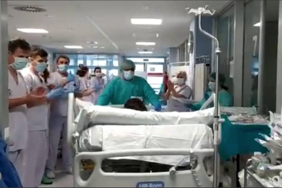 Médicos del hospital Arnau de Vilanova, en Valencia, España, aplauden a un paciente que sale de cuidados intensivos, tras ser tratado por COVID-19. (Foto: tomada de un video del hospital @GVAdsarnau)