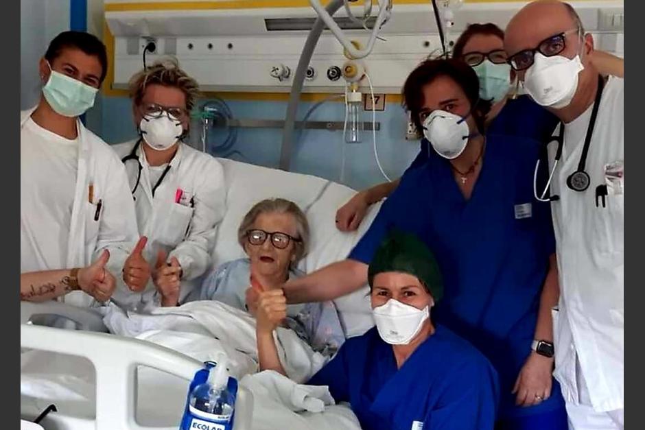 La mujer y el equipo médico celebraron la recuperación tras varias semanas de observación. (Foto: Twitter Michel Dell'Orco)