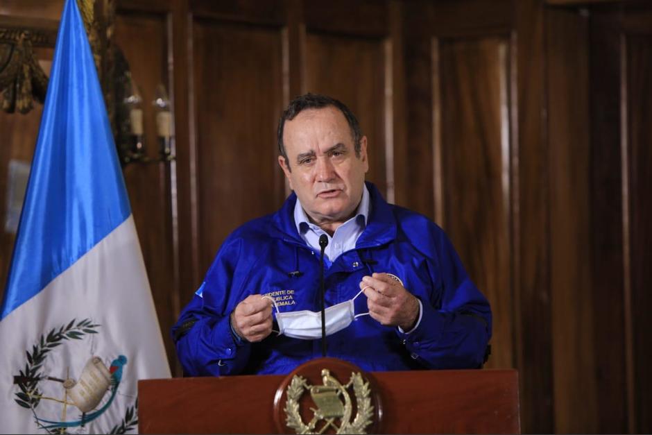 El presidente Alejandro Giammattei de nuevo pidió utilizar mascarillas para evitar la propagación del virus. (Foto: SCSP)