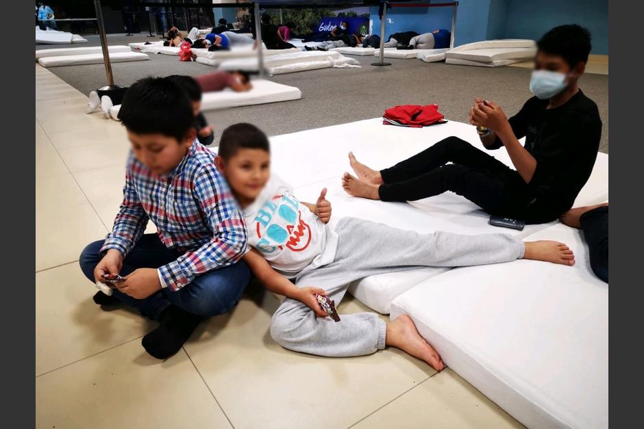 En el vuelo de deportados de Estados Unidos se incluye a 11 niños y niñas y 2 adolescentes. (Foto: SBS)&nbsp;
