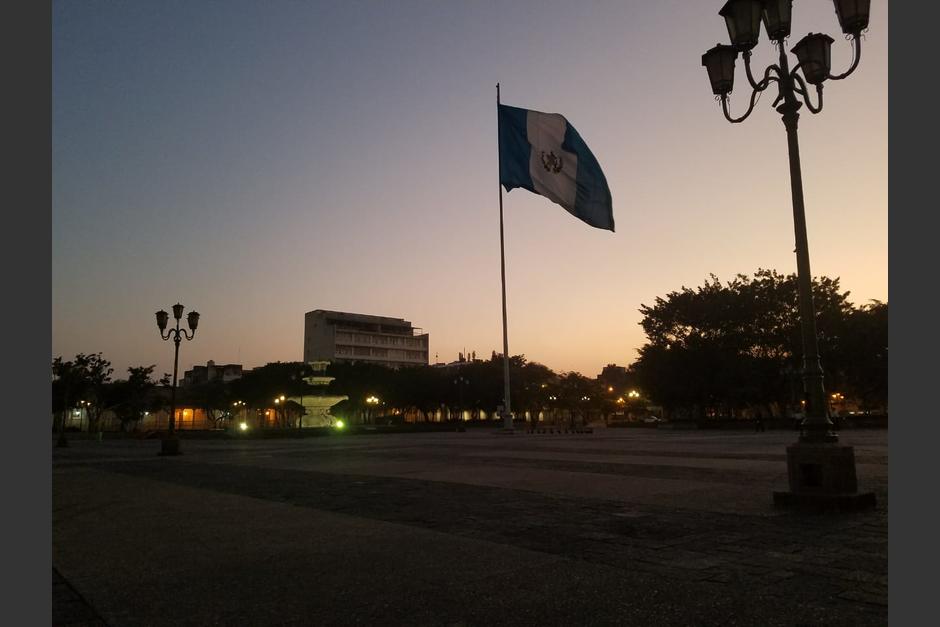 La Plaza de la Constitución, que un día estuvo llena para exigir el cese a la corrupción, este martes estaba completamente vacía. (Foto: Jessica Gramajo/Soy502)