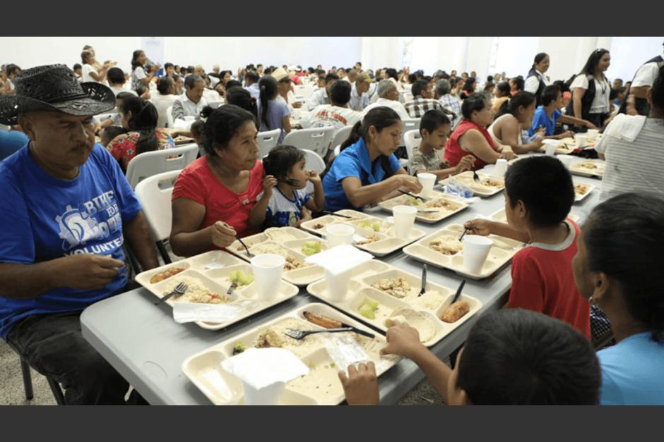 Cientos de personas acuden a los comedores sociales donde se sirven tres tiempos de comida. (Foto: Archivo/Soy502)