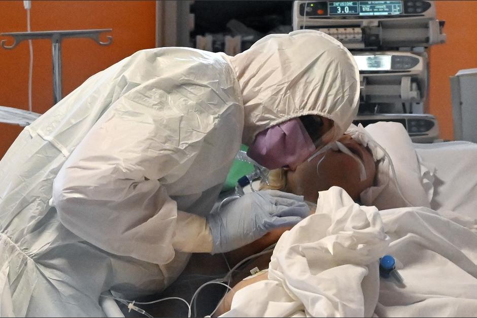 Una paciente contagiado con covid-19 es atendida. (Foto: con fines ilustrativos /AFP)&nbsp;