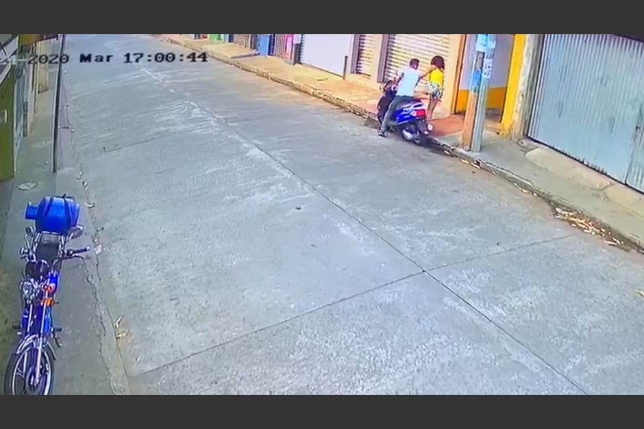 Una pareja huía de la PNC y dejó la moto en la vía pública para resguardarse. (Foto: Captura pantalla)&nbsp;