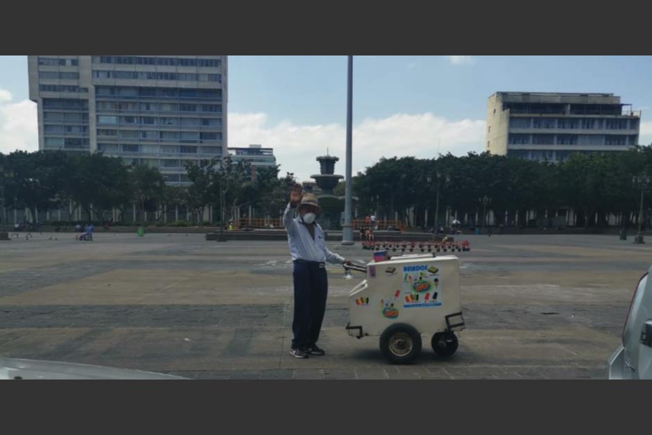 En redes sociales circulan varias imágenes de una persona que ayuda a los vendedores informales. (Foto: captura pantalla)&nbsp;