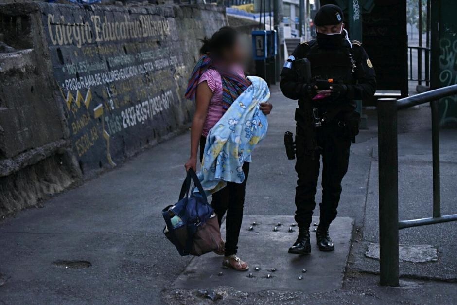 Una joven mamá fue abandona, junto a su bebé, por un taxista. (Foto: PNC)