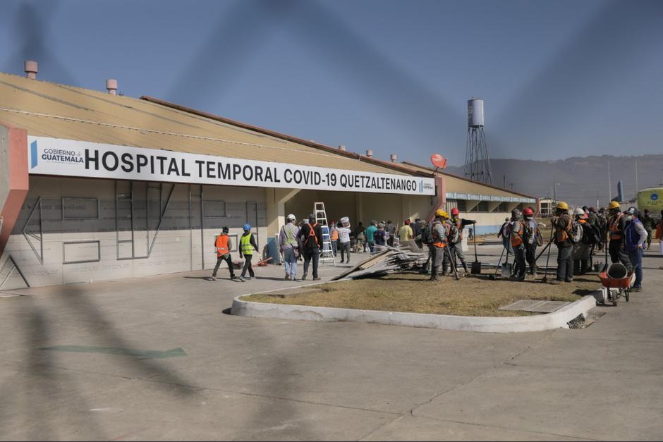 Pese a que sólo se han confirmado 28 casos con coronavirus, el Gobierno construye otro hospital temporal en Quetzaltenango, para atender al occidente del país. (Foto: SCSP)