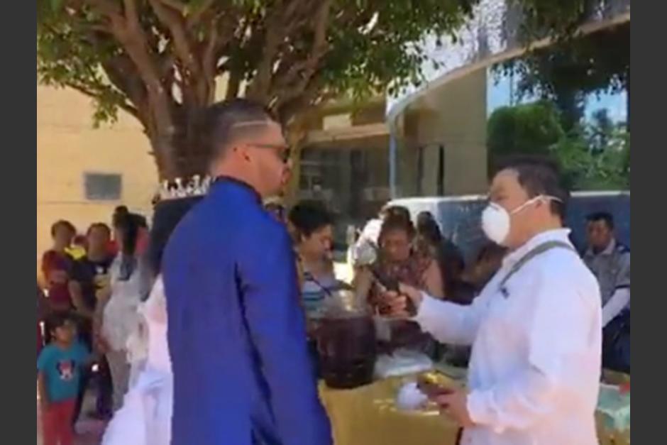 Un apareja no pudo casarse, compartió la comida con familiares de enfermos en las afueras de un hospital en México. (Foto: Captura de video)