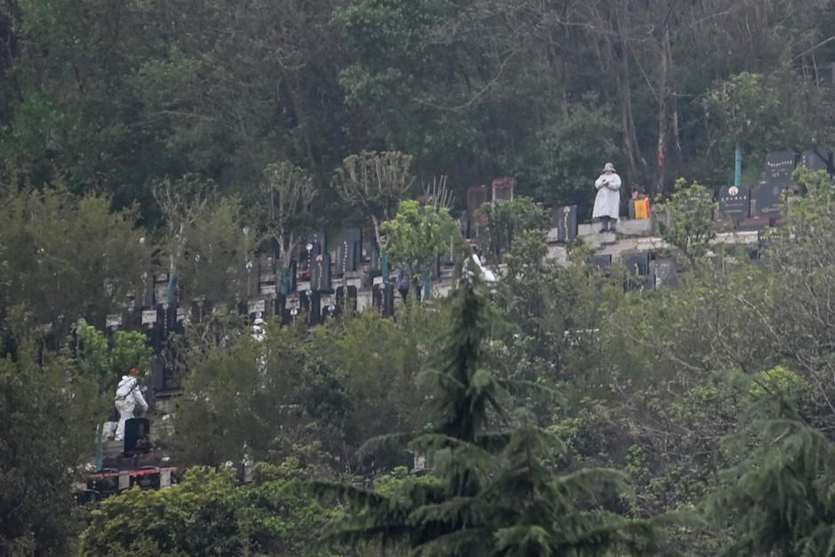 Poco a poco entierran a los muertos en cementerios de Wuhan, tras la pandemia de coronavirus. (Foto: AFP)