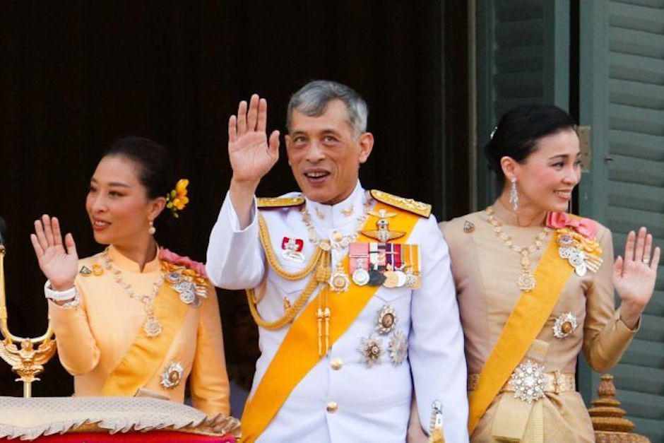 El polémico rey de Tailandia pasará su cuarentena con 20 concubinas en un lujoso hotel de Alemania. (Foto: AFP)