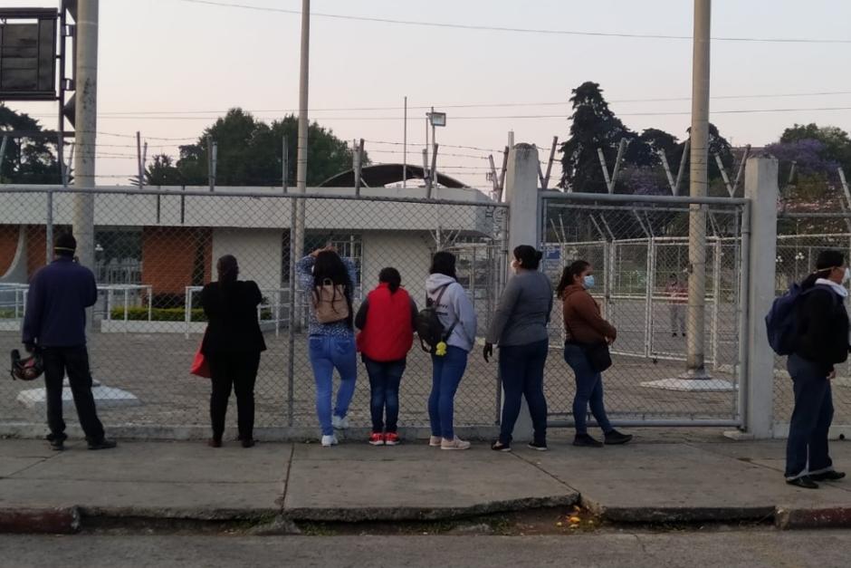 Interesados en puestos de trabajo que ofreció el Ministerio de Salud ante la emergencia del coronavirus se acercaron al Parque de la Industria. (Foto: Twitter Azteca NoticiasGT)&nbsp;