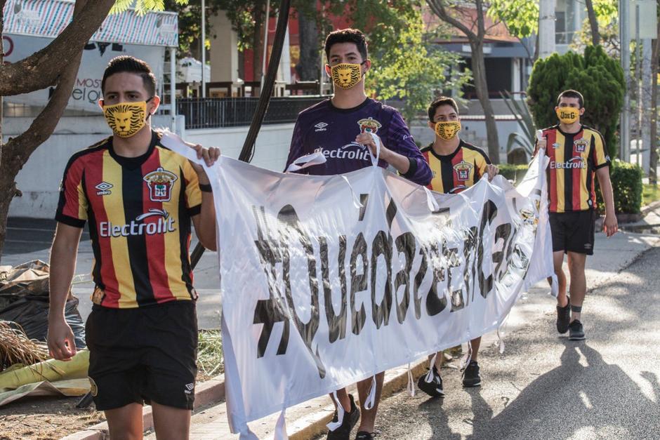 Los jugadores salieron a las calles de Guadalajara para expresar su rechazo a las medidas tomadas por la Federación. (Foto: Leones Negros)