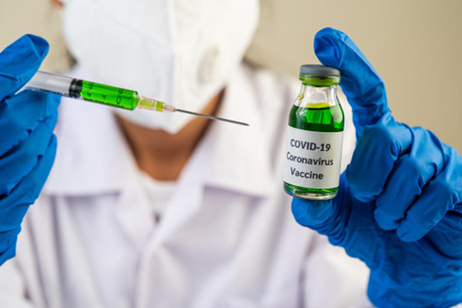 Investigadores de diferentes países trabajan en el desarrollo de una vacuna contra el Covid-19 (Fotografía: Freepik)