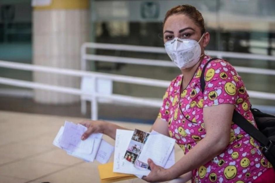 La enfermera del IMSS que reparte cartas de familiares a enfermos de COVID-19. (Foto: Al Momento Mx)&nbsp;