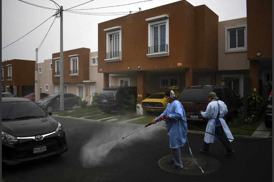 En varias colonias han realizado procesos de sanitización para evitar los contagios. (Foto: AFP)