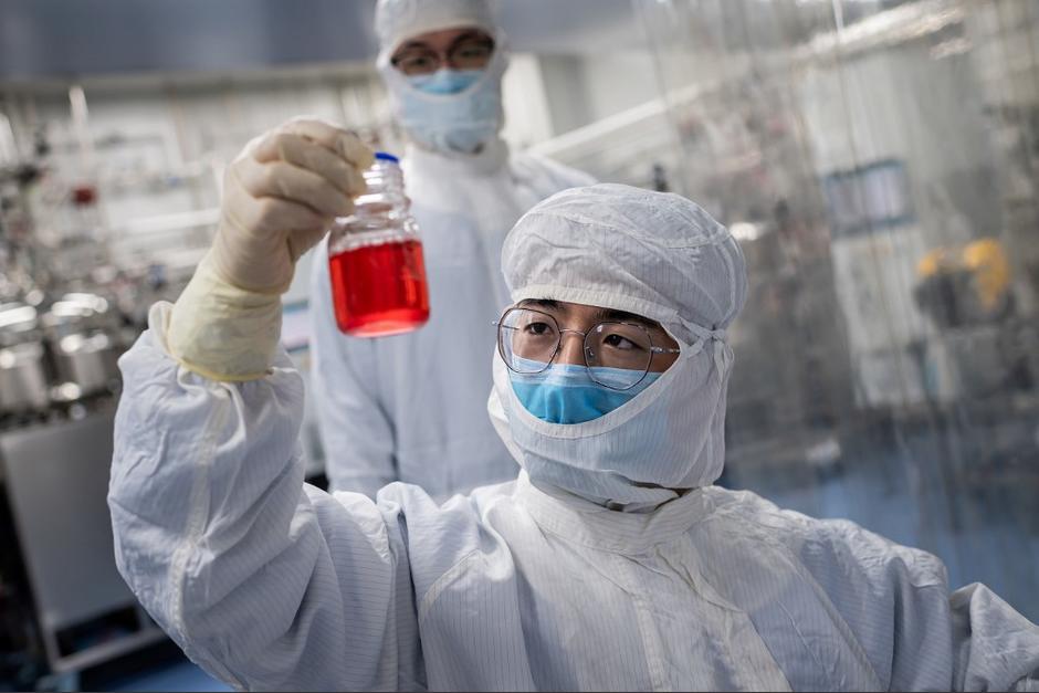 Los científicos deben contar con una gran base de datos para saber cómo responderá la enfermedad sobre las personas. (Foto: AFP)