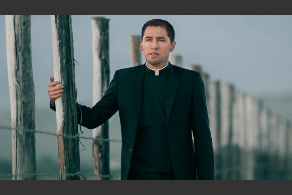 El Padre Rolando utiliza la herramienta tecnológica para llegar a la comunidad católica que usa con frecuencia esta red. (Foto: La Opinión)