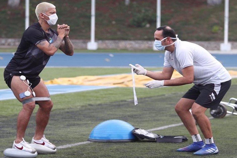 El futbolista nacional Steven Robles ya se entrena en campo abierto en busca de su recuperación tras una operación de rodilla. (Foto: @Cremasoficial)