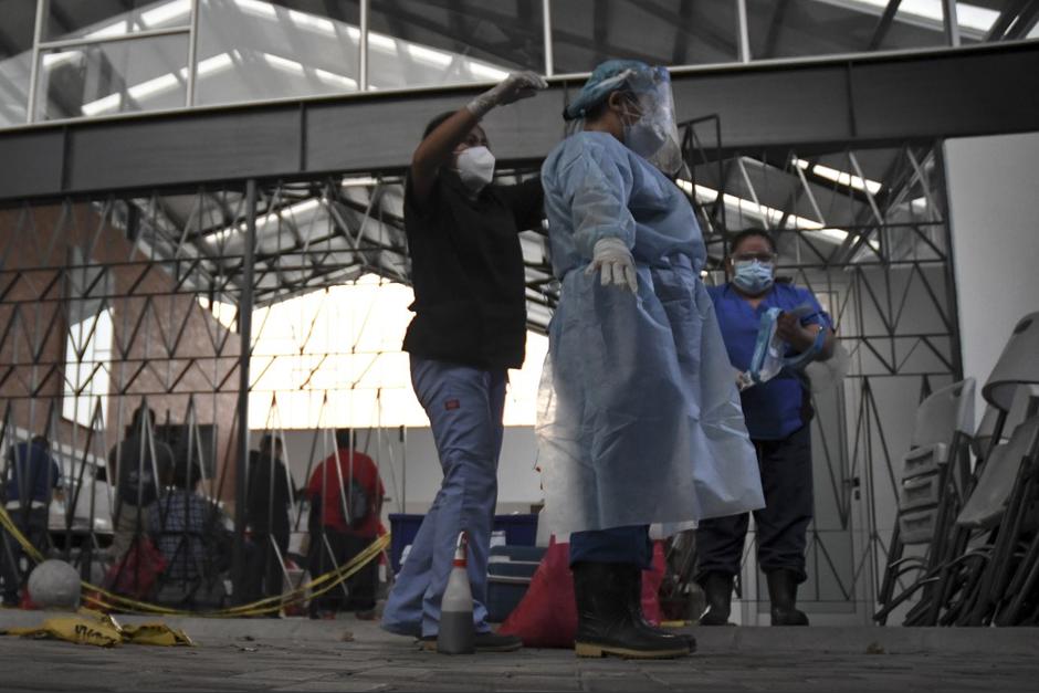Un grupo de médicos del Hospital Temporal en el Parque de la Industria denunció una serie de carencias. (Foto: AFP)&nbsp;