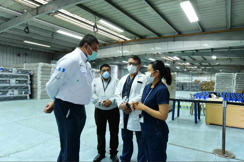 El vicepresidente Guillermo Castillo visitó las instalaciones del Parque de la Industria para verificar la condición de los médicos. (Foto: SCSP)