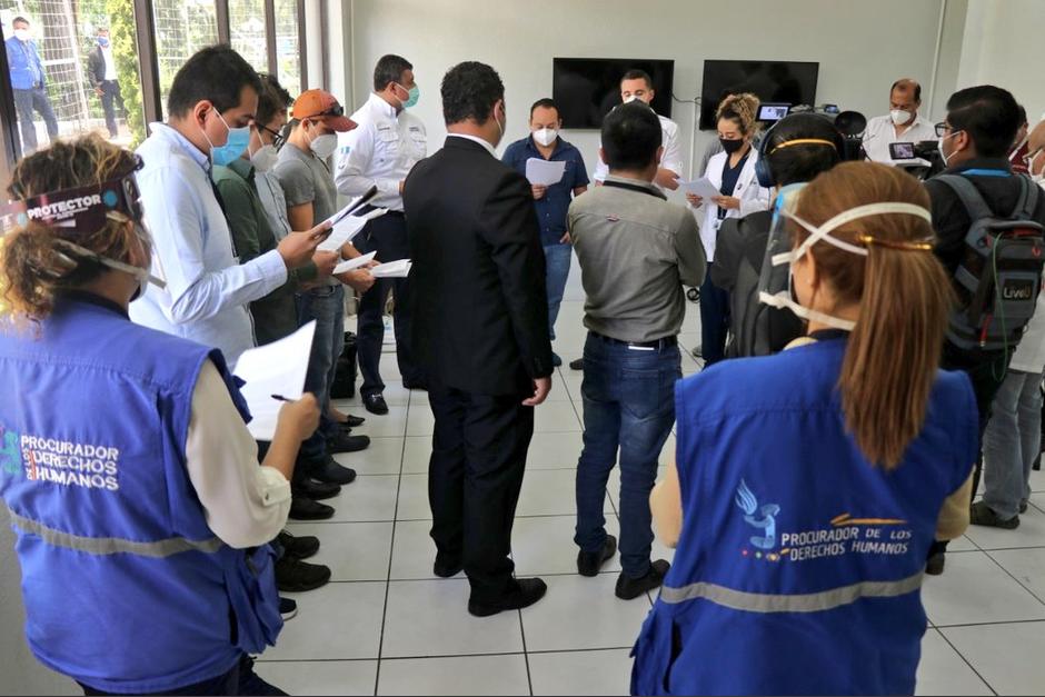 Los médicos del hospital temporal del Parque de la Industria entregaron un pliego de peticiones al vicepresidente Guillermo Castillo. (Foto: PDH)