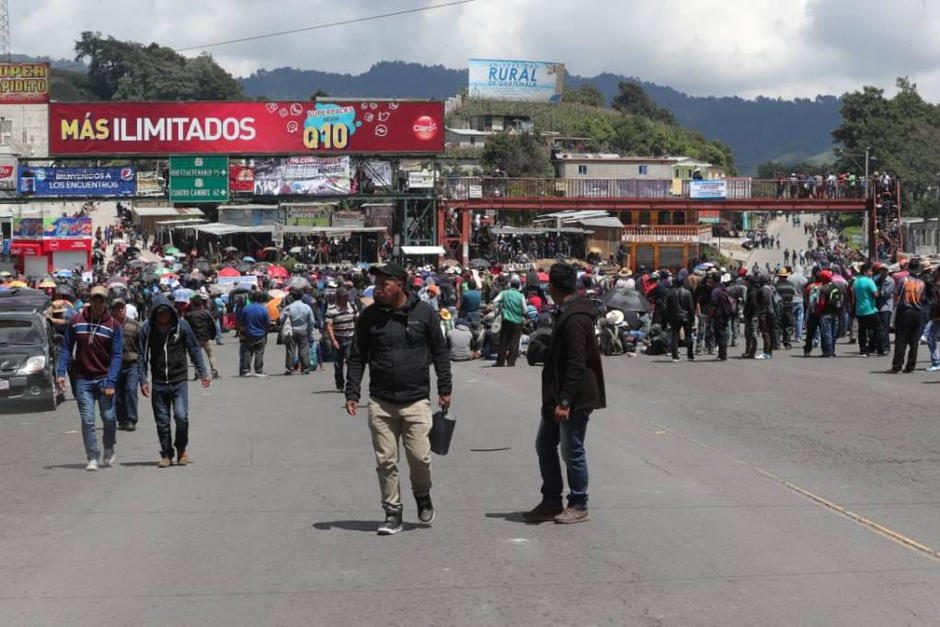 Un grupo de agricultores y vecinos bloquearon el paso en "Los Encuentros", Sololá, para exigirle a las autoridades levanten las medidas que les impiden vender sus productos en los mercados del país. (Foto: Stereo 100)