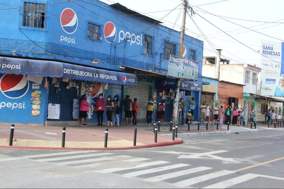 En algunas filas de tiendas no se respeta el distanciamiento social. (Foto: Fredy Hernández/Soy502)