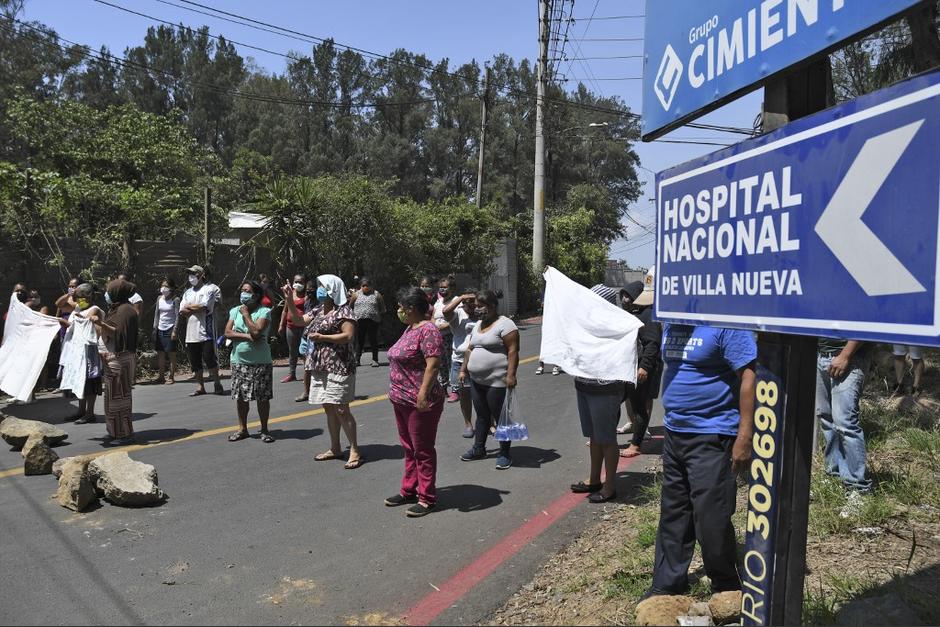 Pobladores de asentamientos de Villa Nueva bloquean ingreso al hospital de especialidades donde atienden a pacientes con Coronavirus. (Foto: AFP)