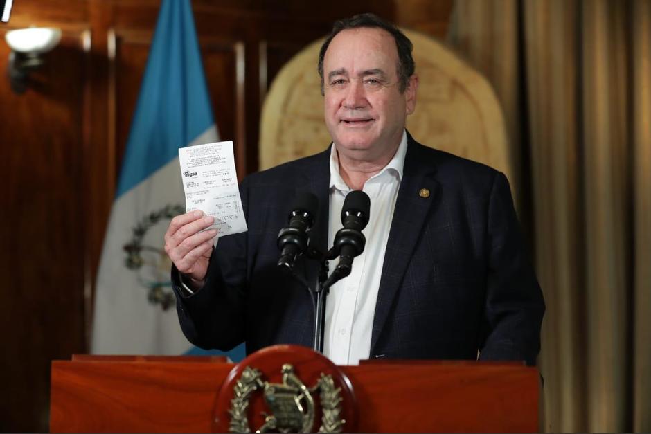Giammattei pidió que cada beneficiario haga su trámite personalmente. (Foto: Gobierno de Guatemala)