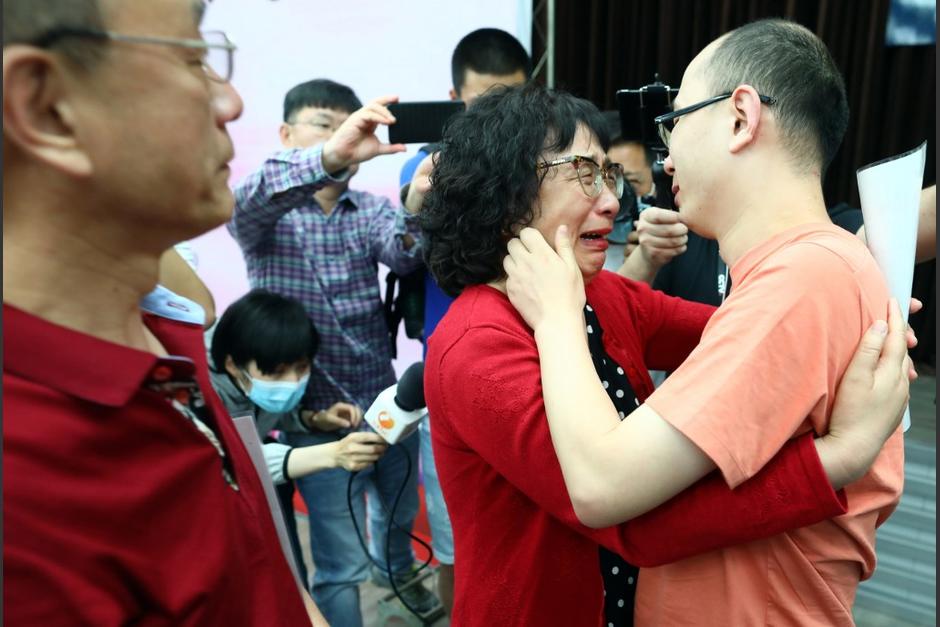 La madre lloró de emoción al volver a abrazar a su hijo, hoy todo un adulto. (Foto: AFP)