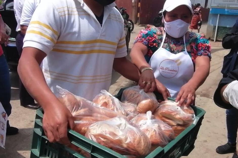 Unos 30 panaderos compartieron su producto con los más afectados por la pandemia en quetzaltenango. (Foto: Stereo 100)