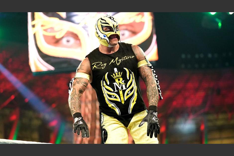 El Rey Misterio recibió un serio golpe en el ojo en su pelea con Seth Rollins. (Foto: WWE)