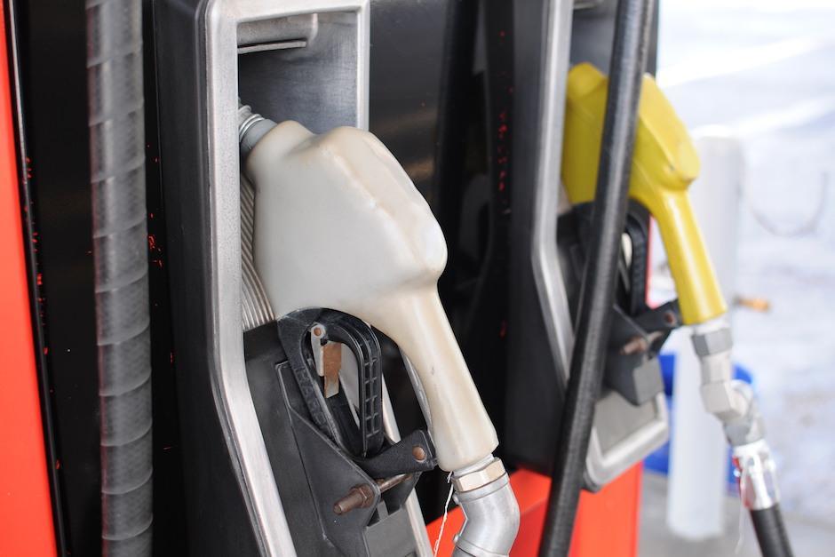 El precio de los combustibles tuvo bajas de consideración en días recientes. (Foto: Archivo/Soy502)