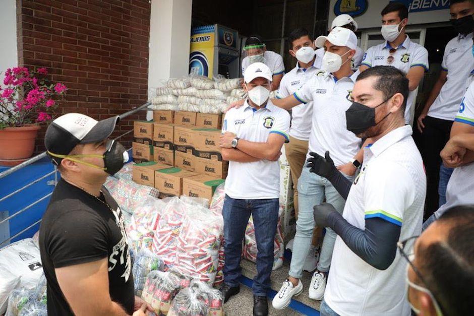 Jean Jonathan Márquez capitán de Deportivo Mixco junto a otros jugadores entregan alimentos en la Municipalidad mixqueña para apoyar a las personas que lo necesitan durante la pandemia del Coronavirus. (Foto: Muni Mixco)