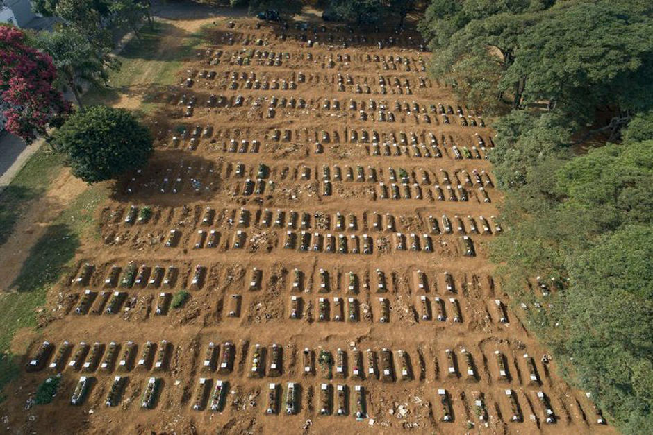 Brasil superó la barrera de los 20 mil muertos por Covid-19 y registró 1,180 fallecidos en un solo día. (Foto: AP)