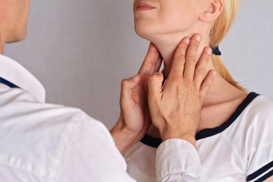 El dolor de cuello junto con la fiebre, podrían ser otros síntomas del nuevo coronavirus. (Foto: Shutterstock/La Opinión)&nbsp;