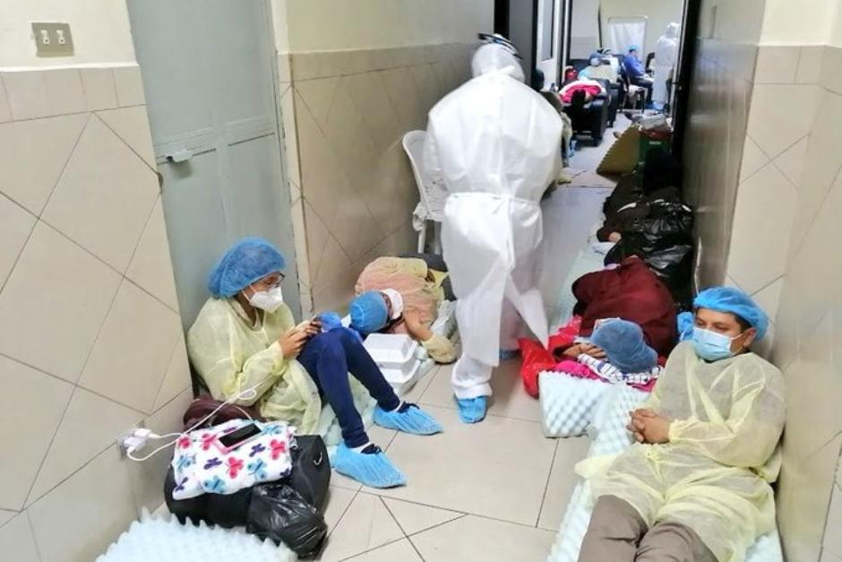 Pacientes del IGSS con Covid-19 permanecen en colchonetas en el suelo del Hospital de Enfermedades. (Foto: Twitter PDH)&nbsp;