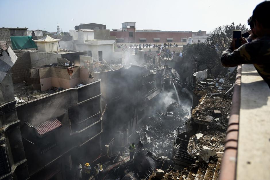 Dos personas sobrevivieron al accidente aéreo en Pakistán. (Foto: AFP)