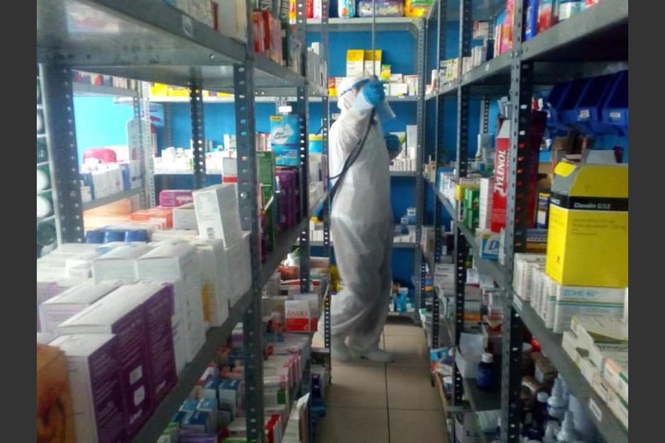 La farmacia en la que labora el empleado contagiado permanecerá cerrada hasta nuevo aviso. (Foto:&nbsp;Farmacia Fayco Guatemala/Facebook)