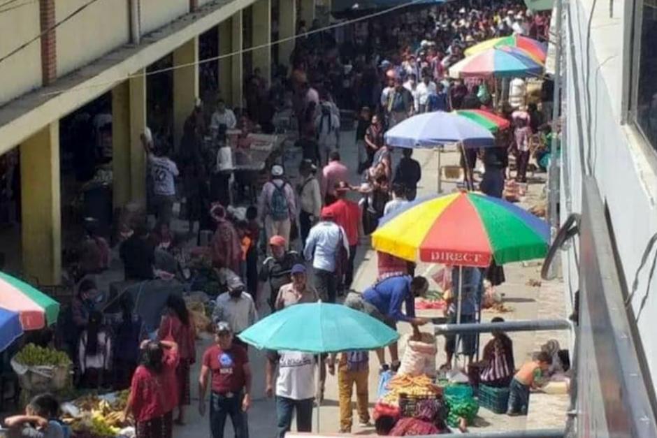 Vendedores de Ixtahuacán salieron a vender a pesar de las restricciones. (Foto: Facebook Chilero es Huehue)&nbsp;