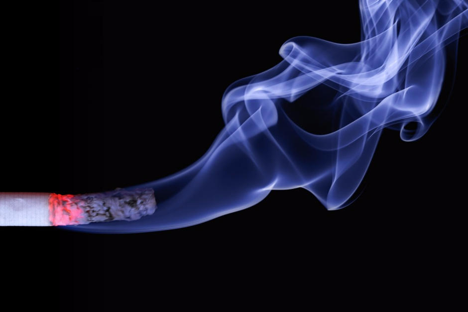 Un estudio afirma que los fumadores son más propensos a padecer síntomas graves. (Foto: PXHere)