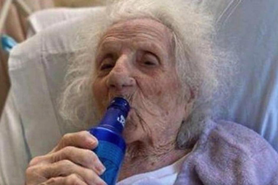 La mujer quiso celebrar que salió de la enfermedad con una cerveza. (Foto: redes sociales)