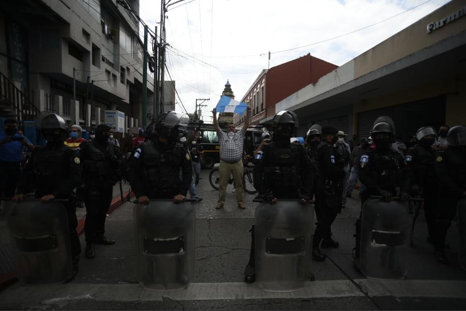 Un grupo de antimotines impidió que la caravana contra las restricciones presidenciales avanzara hacia la Plaza de la Constitución. (Foto: Wilder López/Soy502)