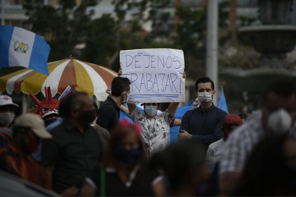 Un grupo de personas realizaron una manifestación frente al Palacio Nacional de la Cultura en contra de las medidas presidenciales para contener la propagación del Covid-19. (Foto: Wilder López/Soy502)