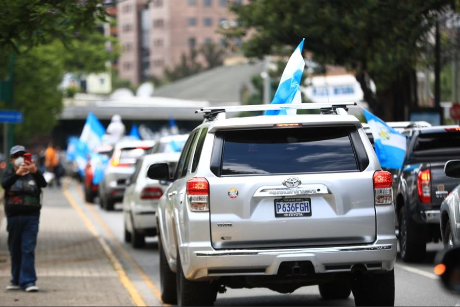 Varios guatemaltecos desde sus vehículos piden que se flexibilicen las medidas. (Foto: Wilder López/Soy502)&nbsp;