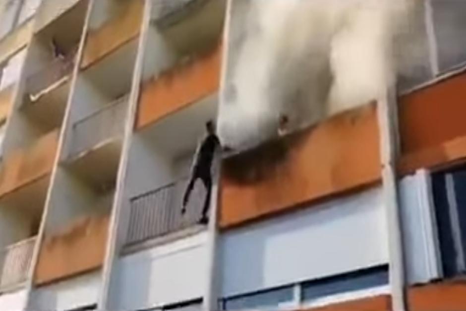 Dos jóvenes salvan a un anciano de morir en un incendio en Francia. (Foto: Captura de video)