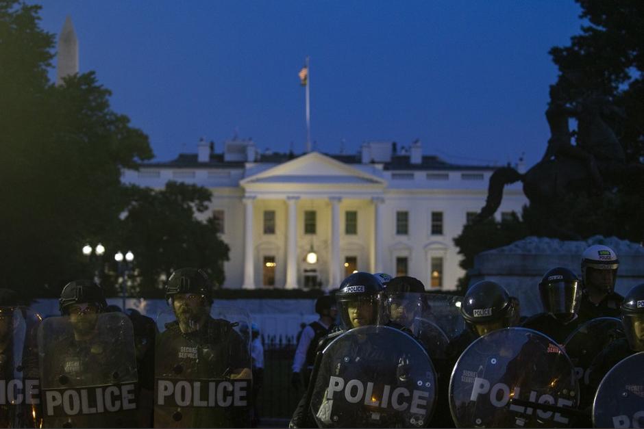 Las protestas en las afueras de la Casa Blanca se intensifican. (Foto: AFP)&nbsp;