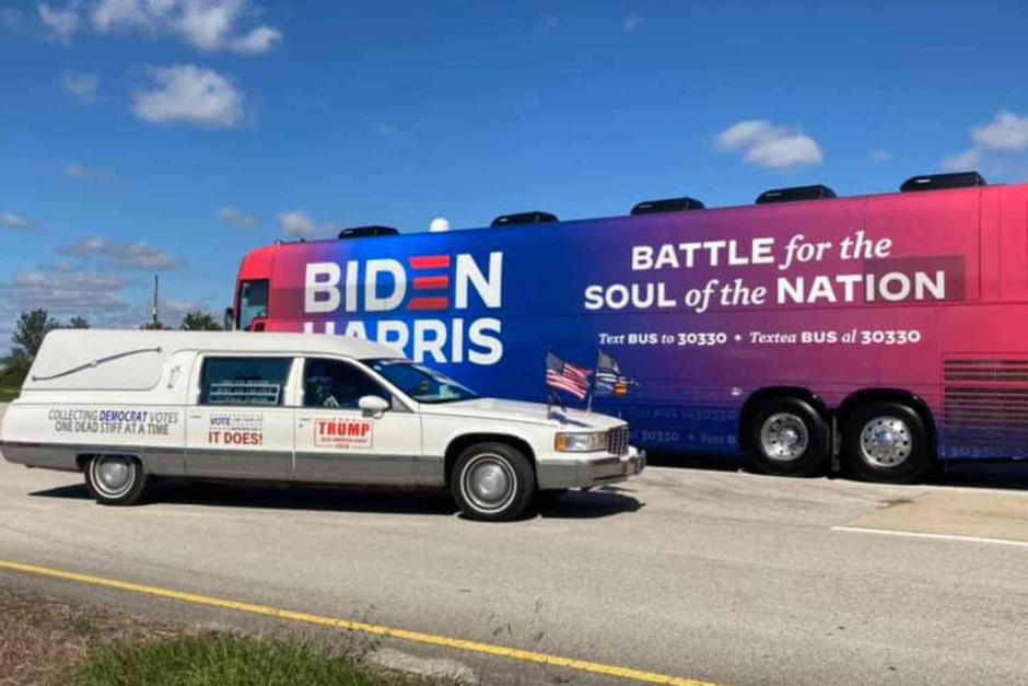 Cientos de vehículos, de simpatizantes de Donald Trump, "custodiaron" un autobus de Biden. El equipo de campaña del candidato demócrata canceló sus actividades en Texas. (Foto: Twitter)