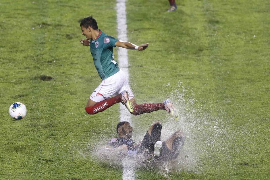 El juego se disputó en una cancha inundada tras una copiosa lluvia en San Pedro Sula. (fFoto: Concacaf)