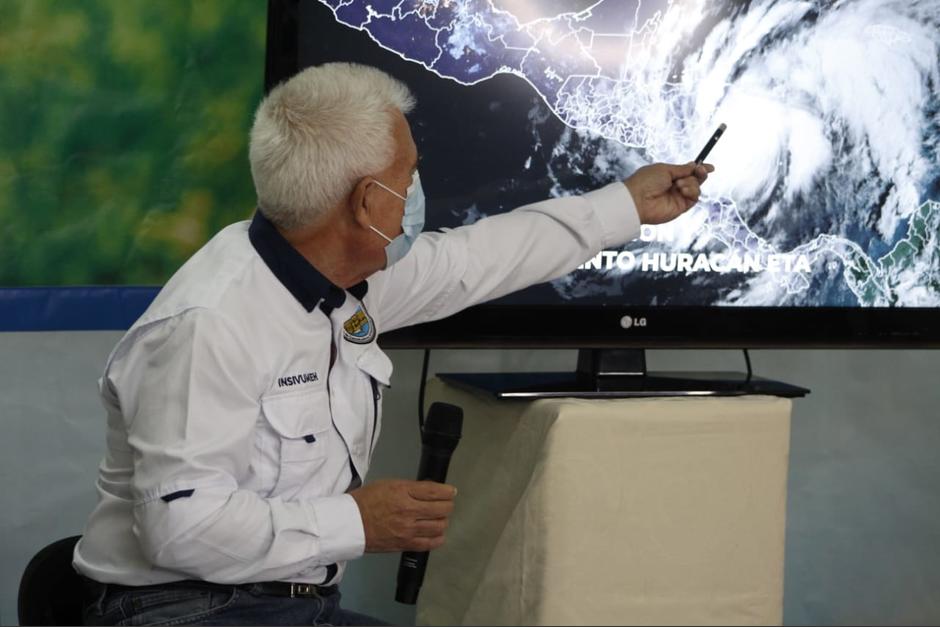 César George, meteorólogo del Insivumeh, explica el trayecto del huracán Eta. (Foto: CIV)